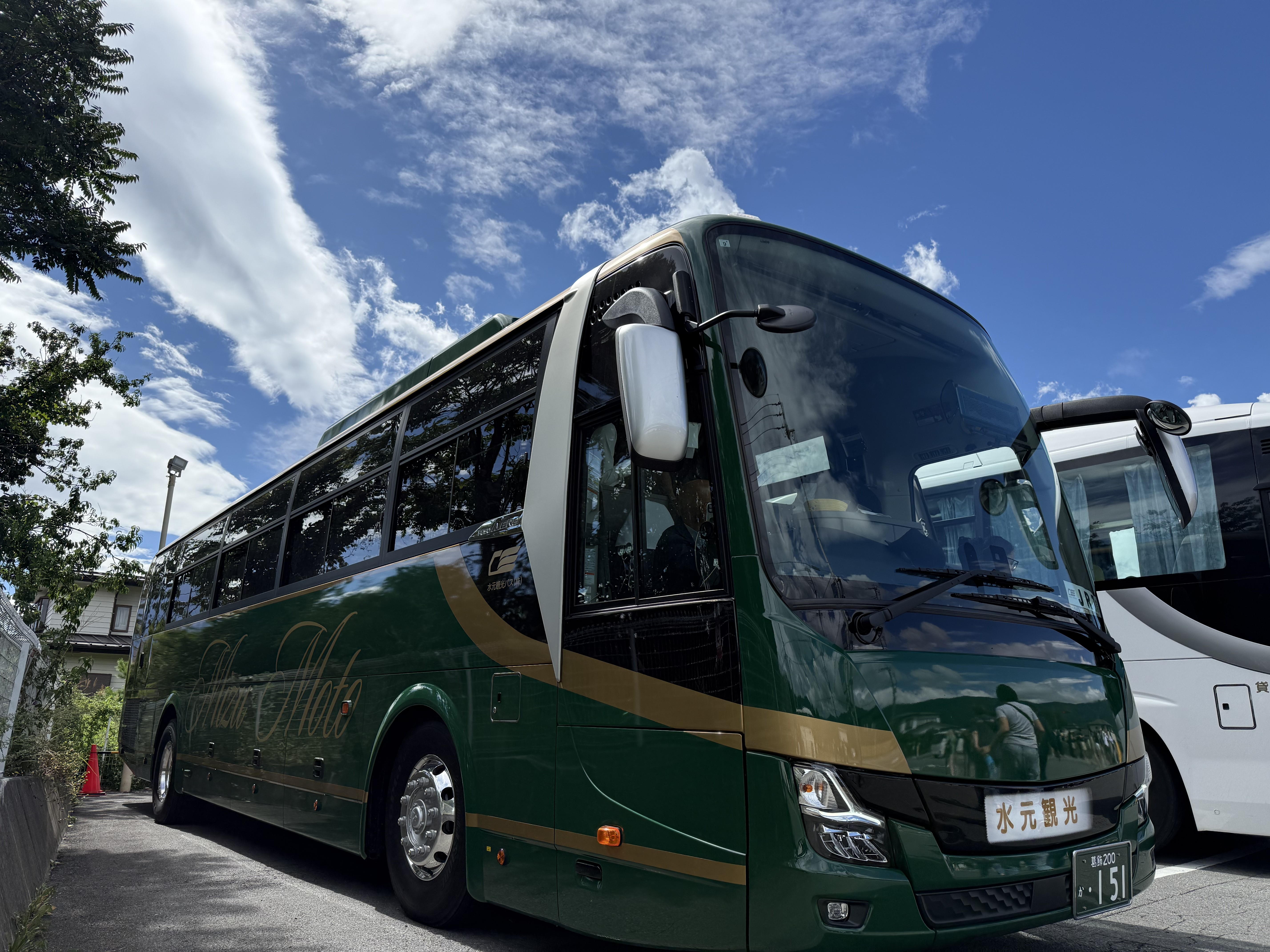 Green and gold Mizumoto sightseeing coach
